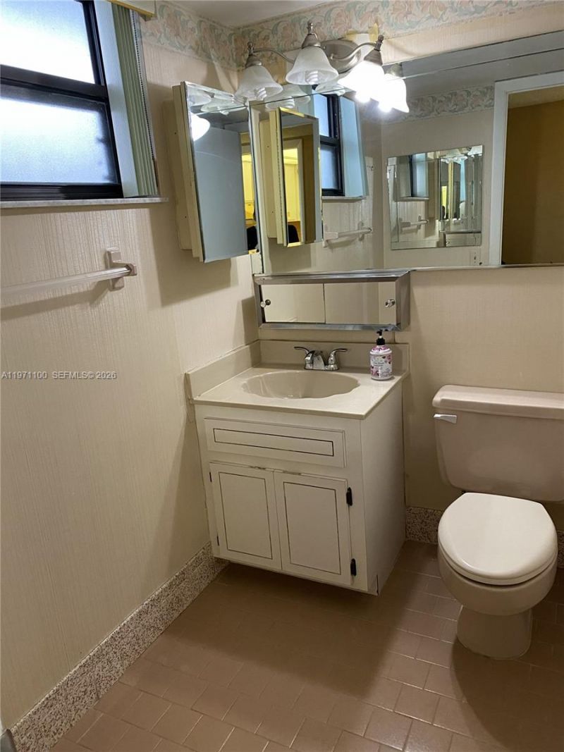 8201 Byron Ave, Unit 405, Miami Beach, FL 33141 Photo
