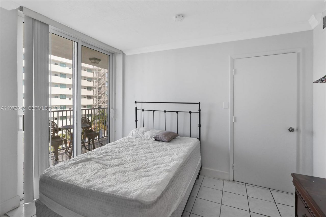 7933 West Dr , Unit 819, North Bay Village, FL 33141 Photo