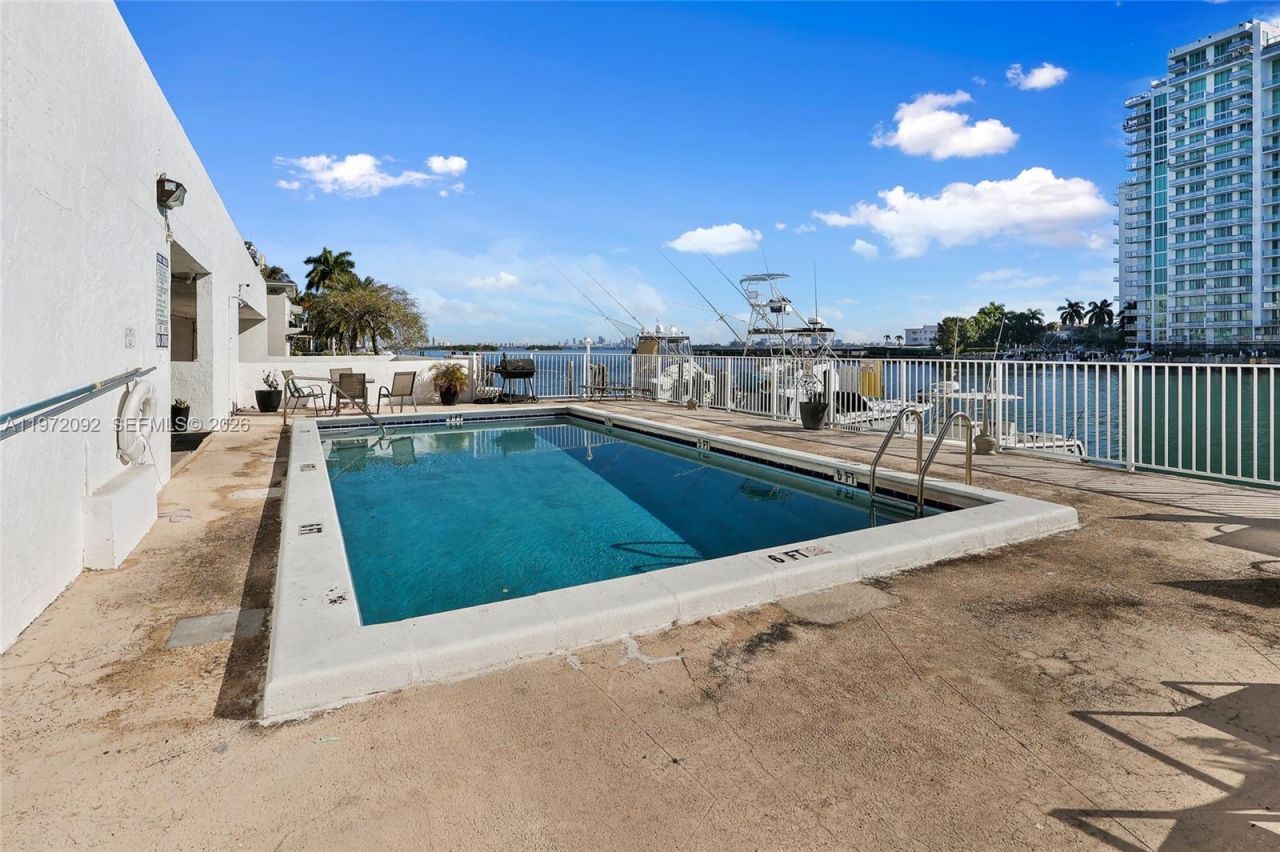 7933 West Dr , Unit 819, North Bay Village, FL 33141 Photo