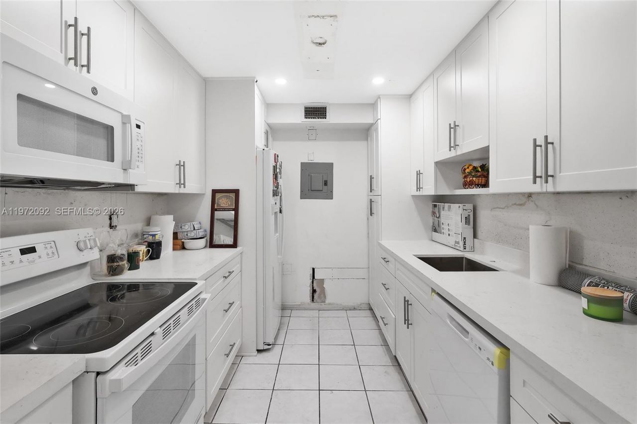 7933 West Dr , Unit 819, North Bay Village, FL 33141 Photo