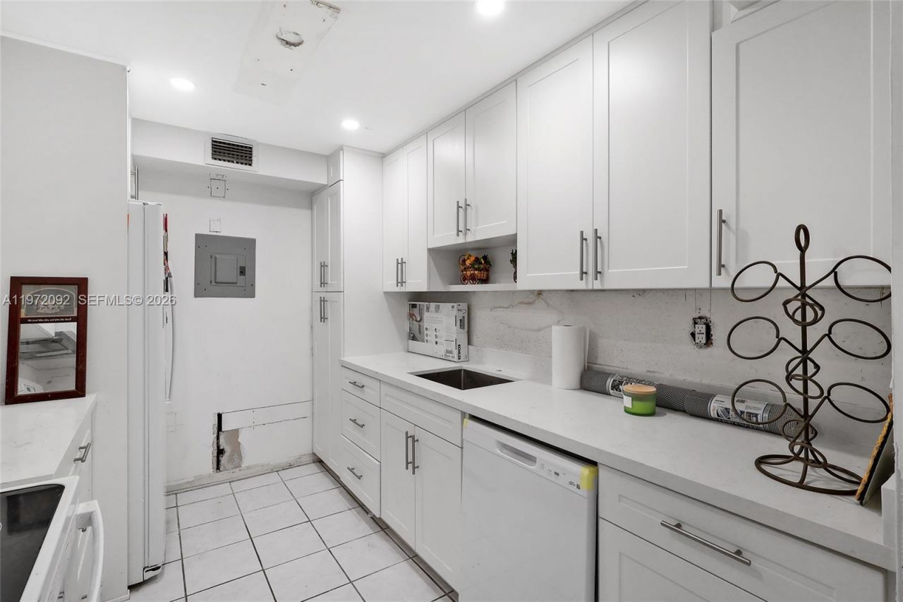 7933 West Dr , Unit 819, North Bay Village, FL 33141 Photo