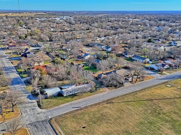 600 E Nelson Street, Bowie, TX 76230