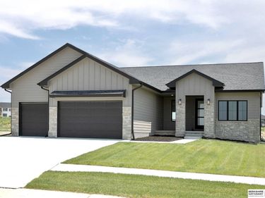 5601 N 213th Avenue, Elkhorn, NE 68022