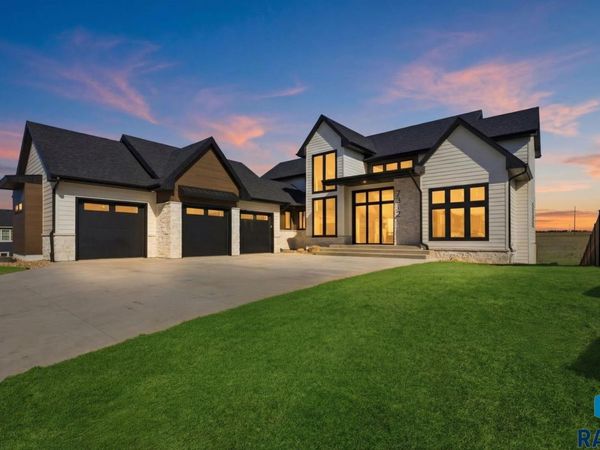 7312 Agate Cir, Sioux Falls, SD 57110