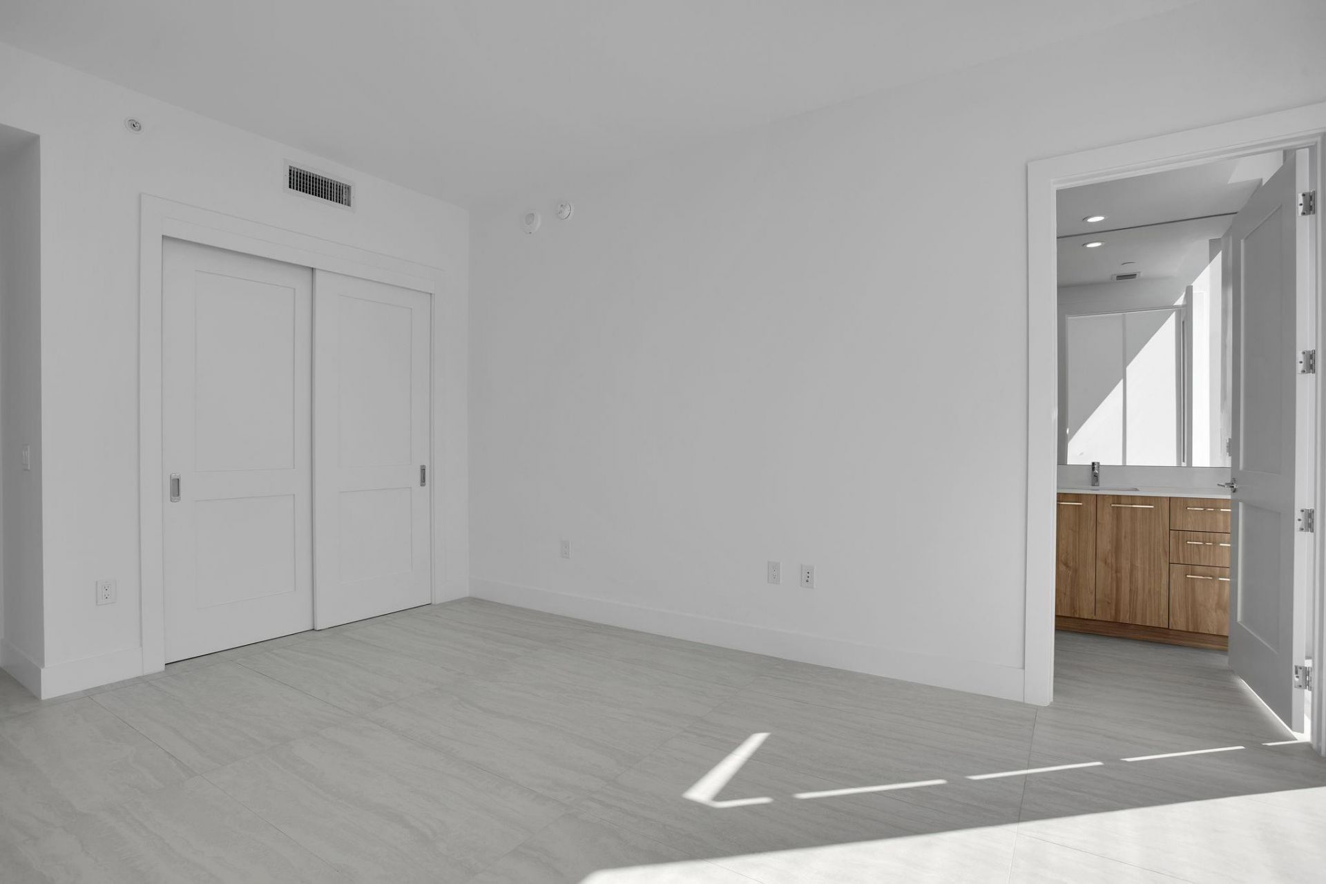 151 N Seabreeze Boulevard, Unit E-501, Fort Lauderdale, FL 33304 Photo