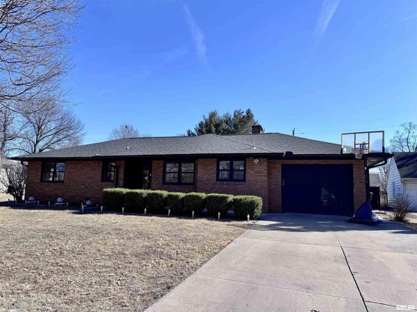 621 LAWNDALE Drive, Macomb, IL 61455