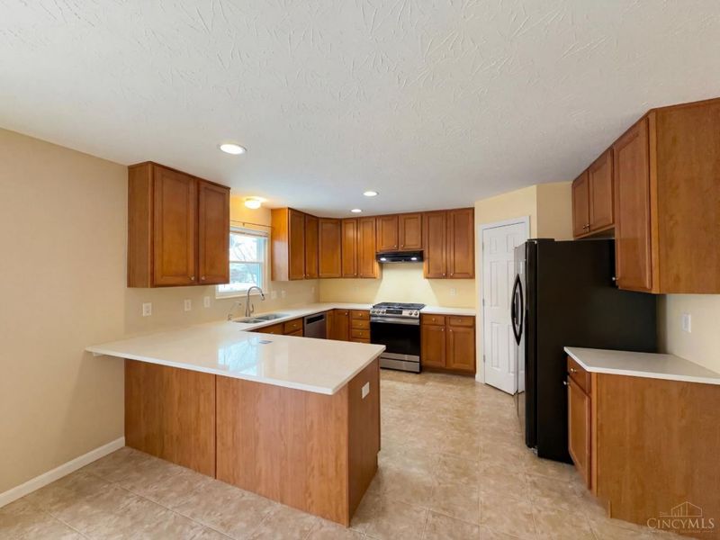 5705 Pepperridge Court, Hamilton Twp, OH 45039 Photo 2