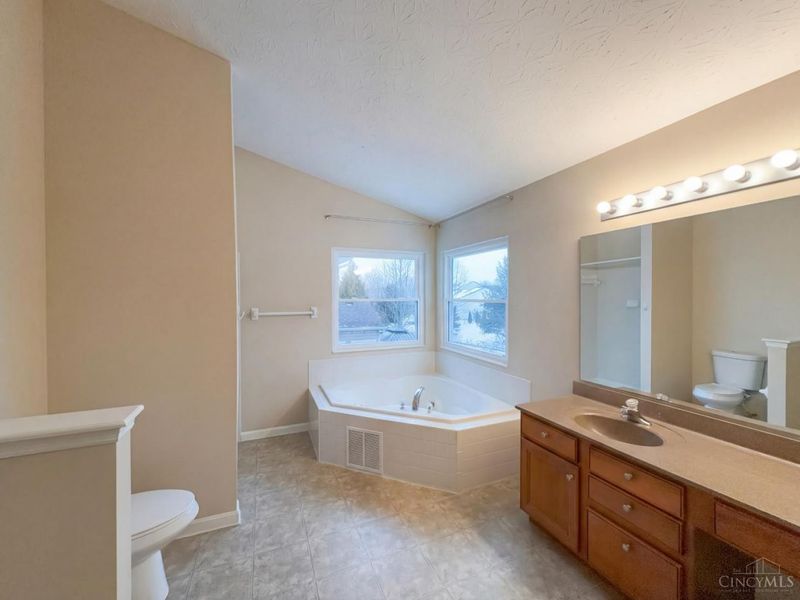 5705 Pepperridge Court, Hamilton Twp, OH 45039 Photo 6