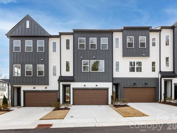 909 Archway Lane, Charlotte, NC 28217