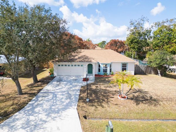 1718 SE Aires Lane, Port St. Lucie, FL 34984