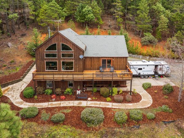 696 Yearly Way, Grants Pass, OR 97527