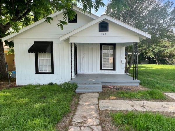 225 Lamar Street , Luling, TX 78648