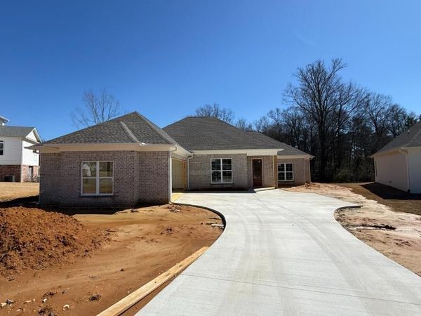 2820 South Villa Dr, Tupelo, MS 38804