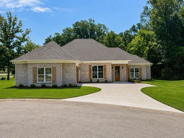 2820 South Villa Dr, Tupelo, MS 38804