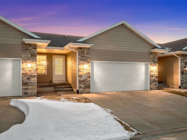 552 Meadow Oak Cir , Fairfax, IA 52228