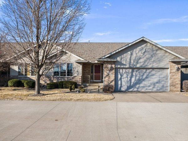 1126 W Le Claire Road, Eldridge, IA 52748