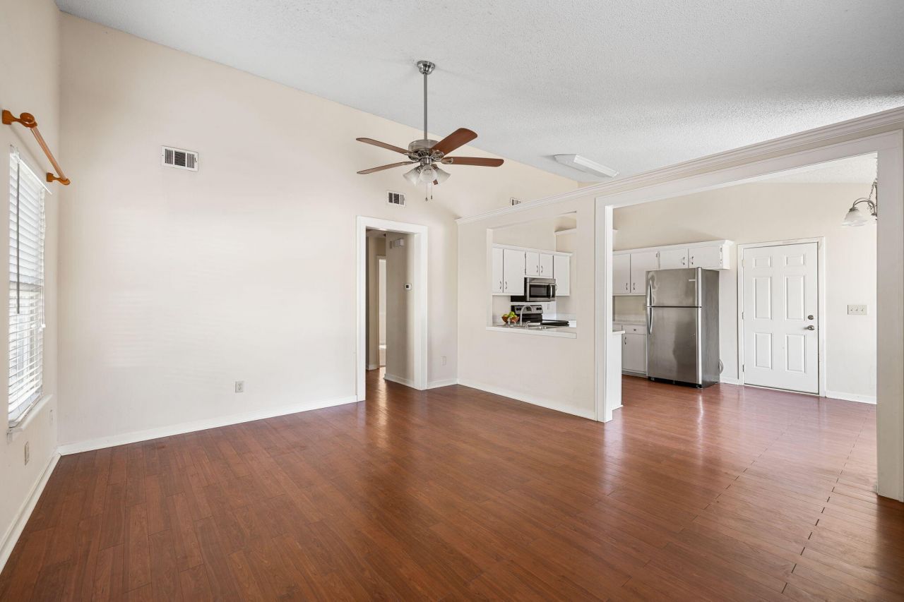 1133 Oakcrest Drive Photo 4