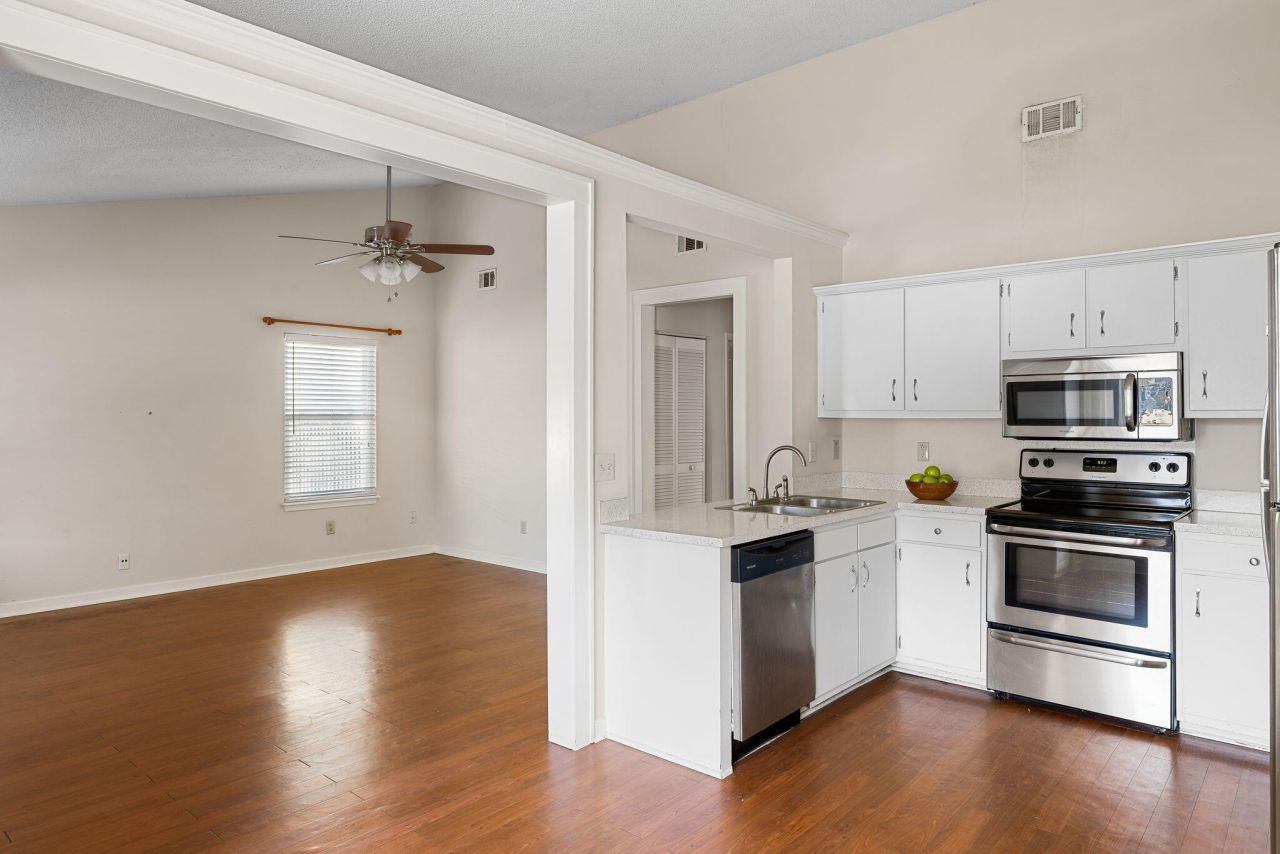 1133 Oakcrest Drive Photo 6