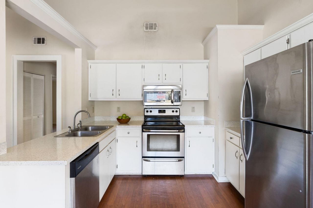 1133 Oakcrest Drive Photo 7