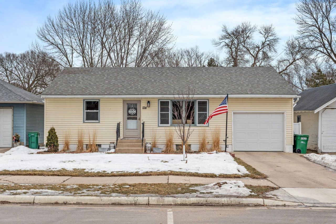 124 Hickory Street N, Lester Prairie, MN 55354 Main Photo