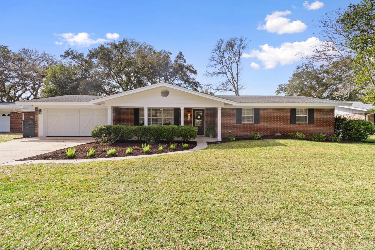 613 NE Merioneth Drive, Fort Walton Beach, FL 32547 Main Photo