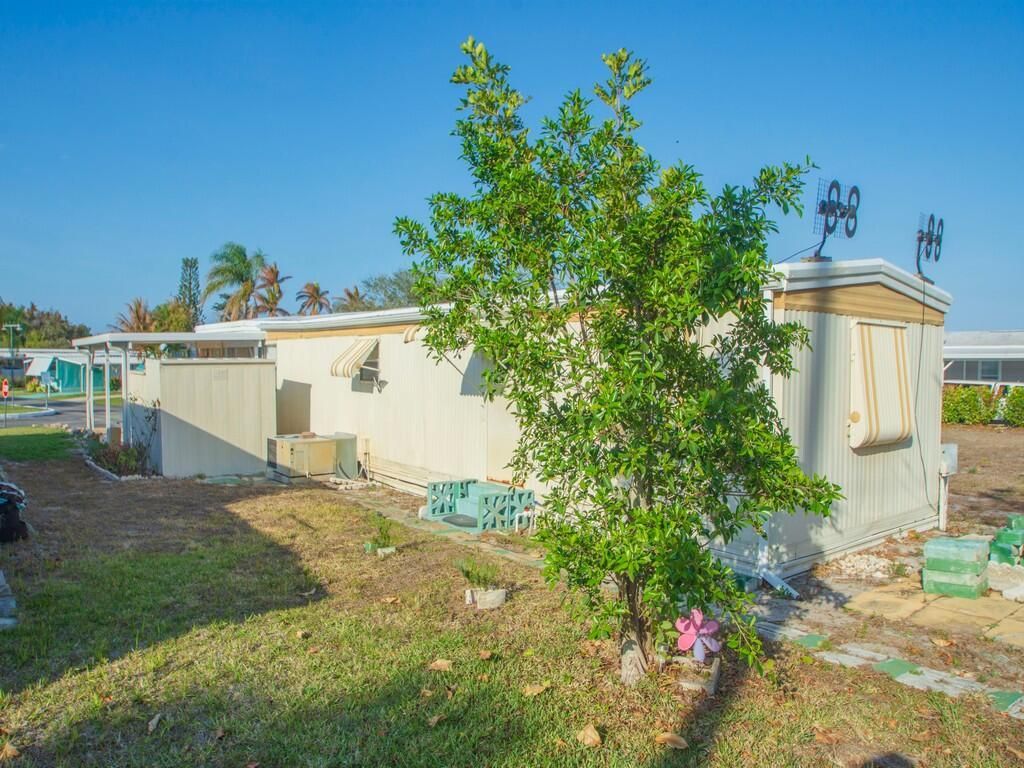 335 NE Tropicalia Lane, Jensen Beach, FL 34957 Photo