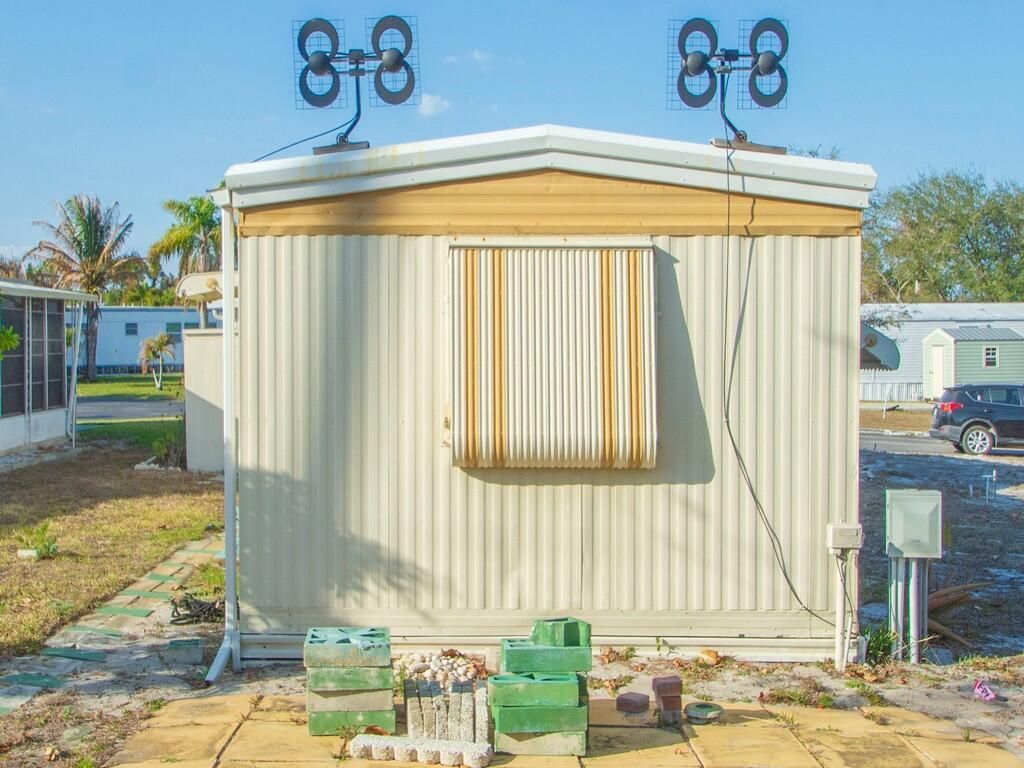 335 NE Tropicalia Lane, Jensen Beach, FL 34957 Photo