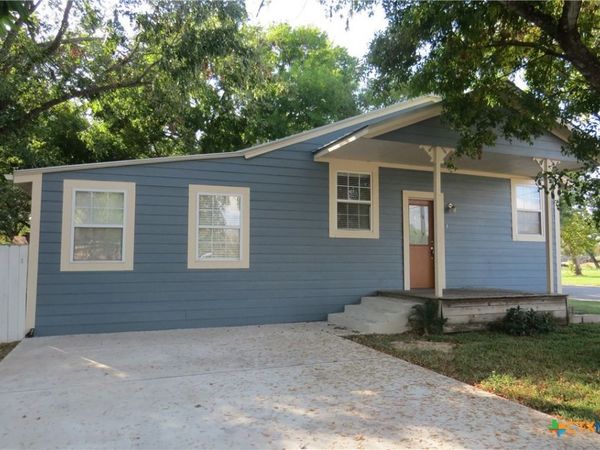 202 S Mesquite Street , Luling, TX 78648