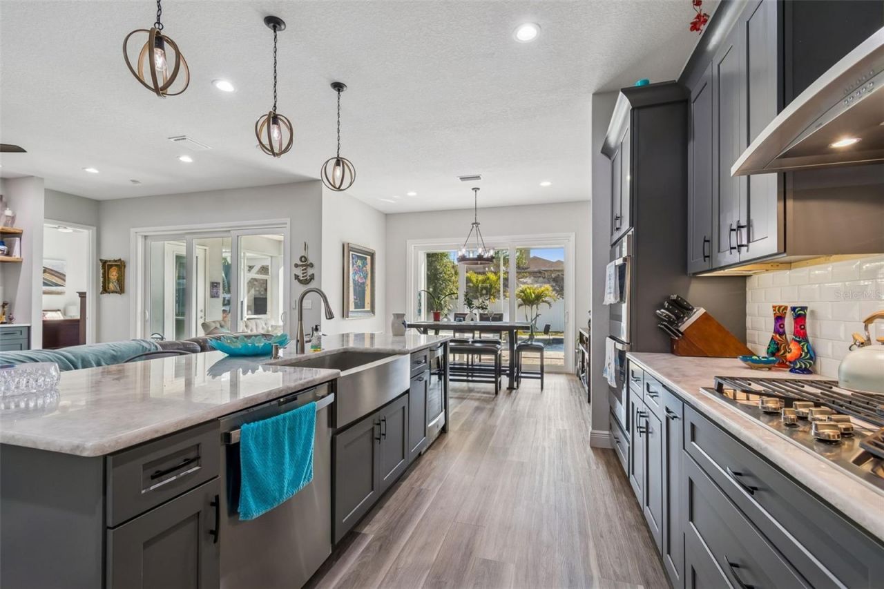 1516 Grandview Drive, Tarpon Springs, FL 34689 Photo