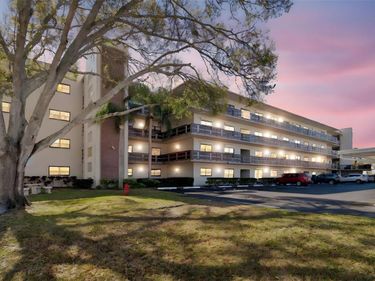 8199 TERRACE GARDEN DRIVE N, Unit 114, ST PETERSBURG, FL 33709