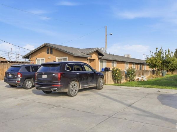 106 E Warren Avenue, Bakersfield, CA 93308