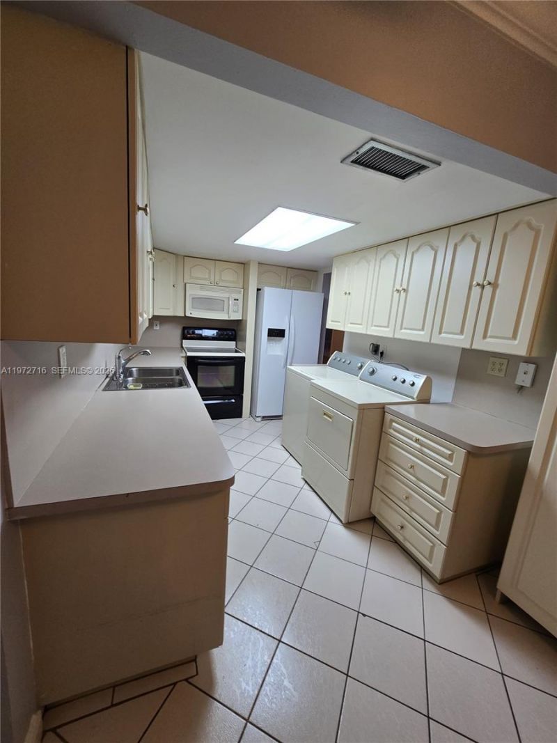 1300 SW 122nd Ave, Unit 305-2, Miami, FL 33184 Photo