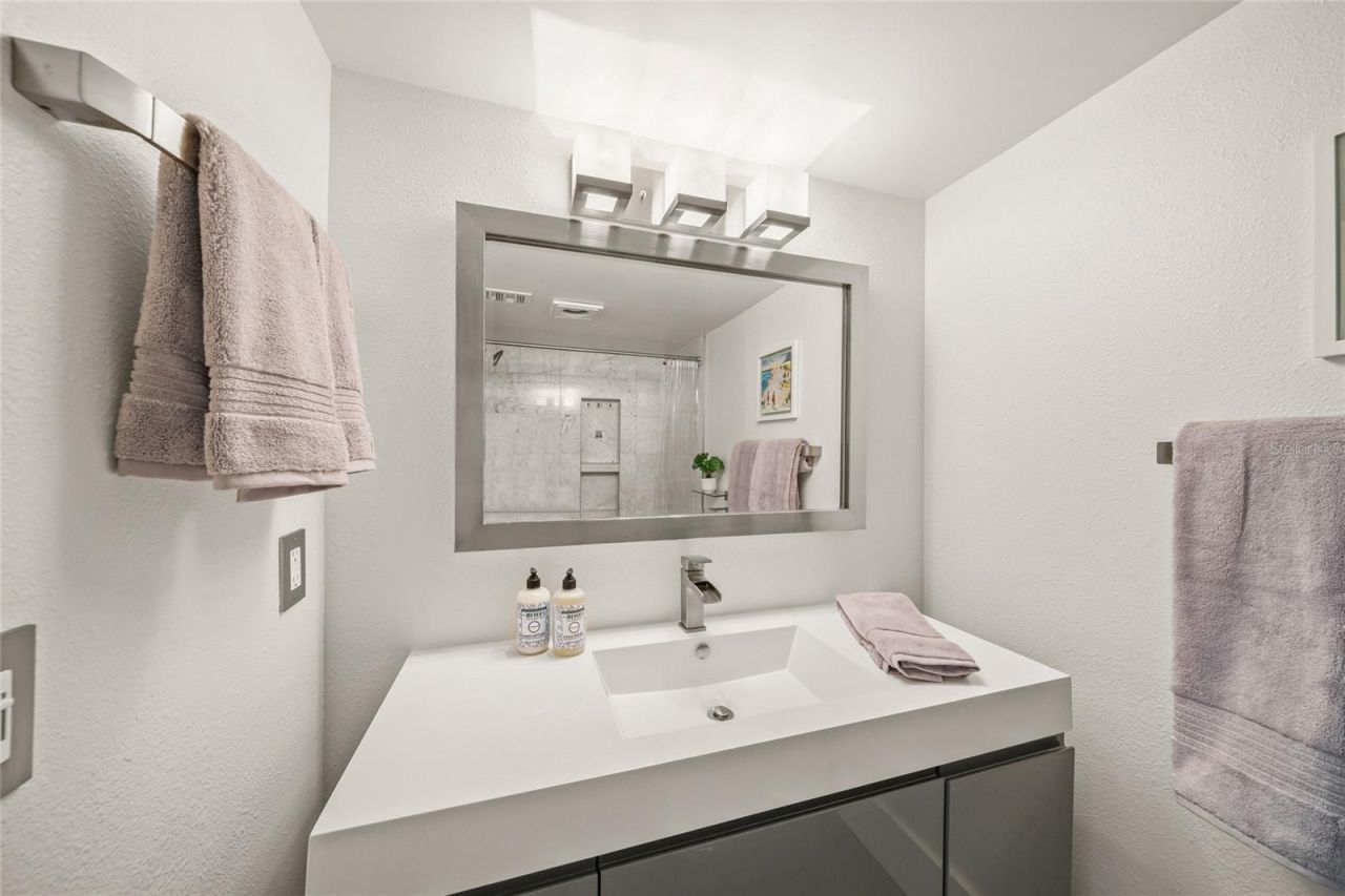 420 Beach Road, Unit 606, Sarasota, FL 34242 Photo