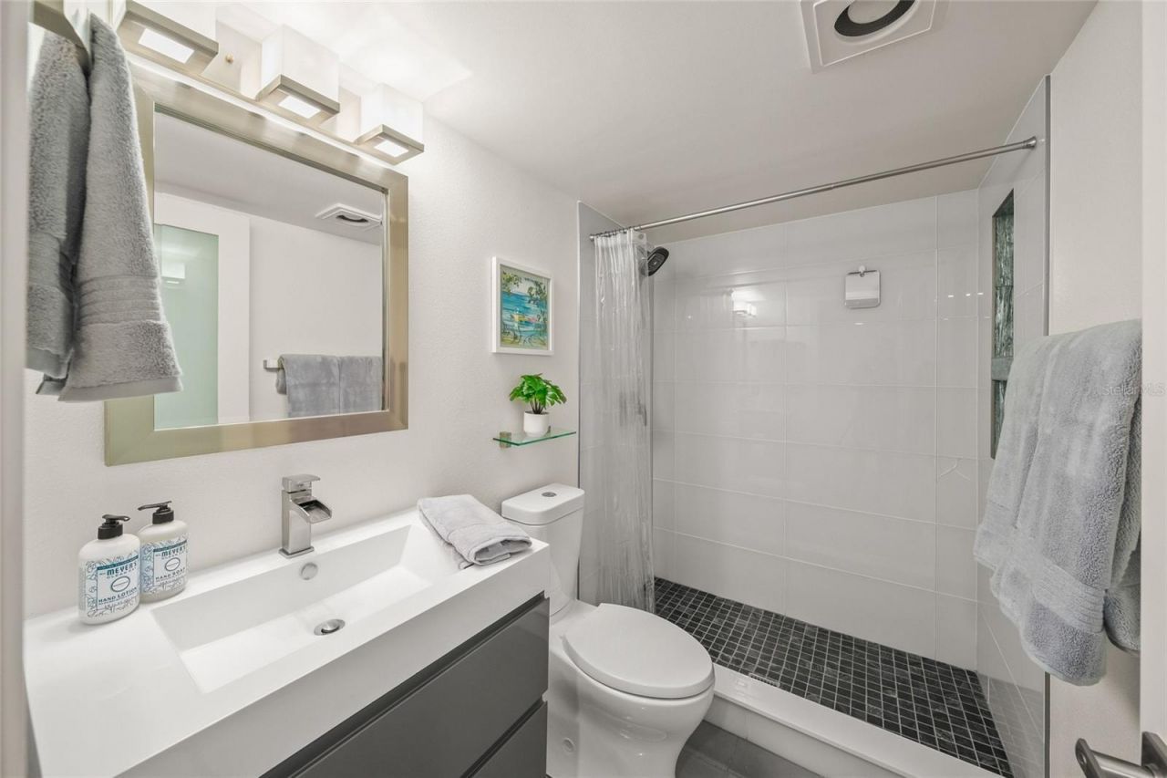 420 Beach Road, Unit 606, Sarasota, FL 34242 Photo