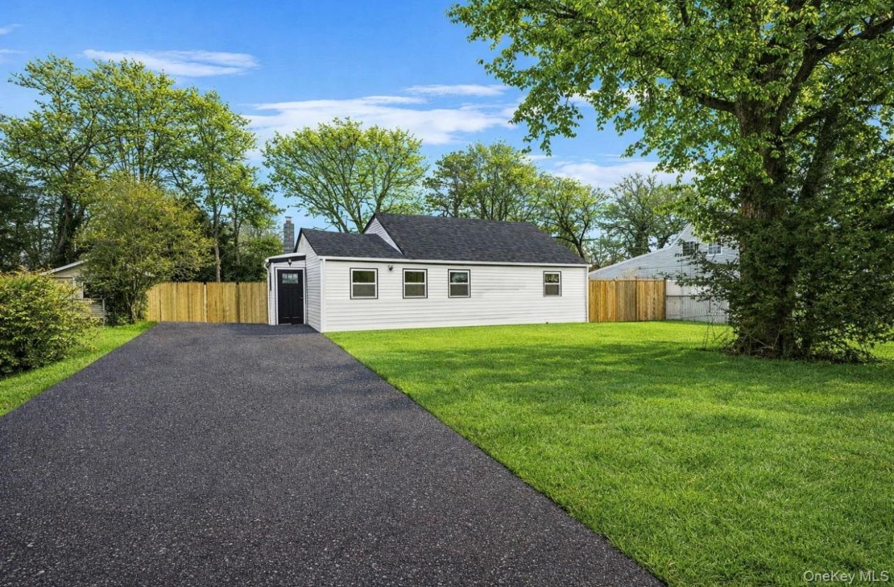 10 Linda Lane, Central Islip, NY 11722 Main Photo