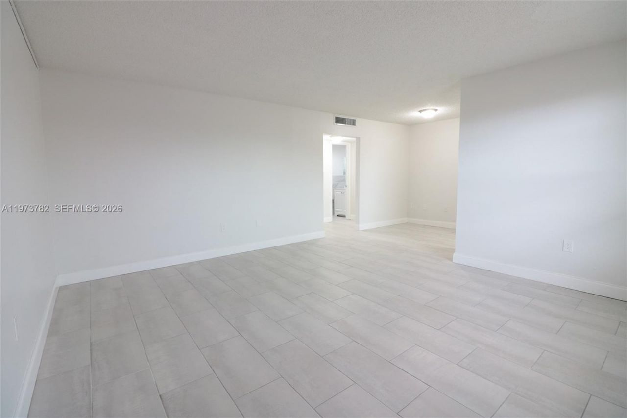 400 NE 1st St, Unit 207, Hallandale Beach, FL 33009 Photo