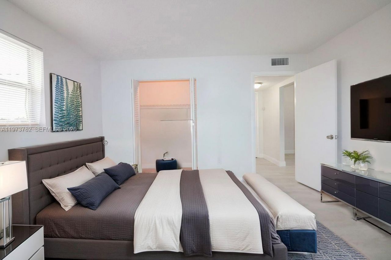 400 NE 1st St, Unit 207, Hallandale Beach, FL 33009 Photo