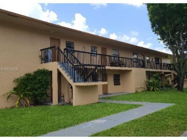 2540 W 67th Pl , Unit 202-28, Hialeah, FL 33016