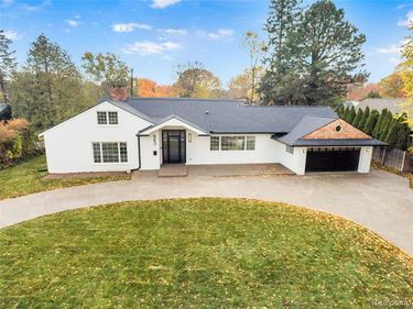 963 Lochmoor Boulevard, Grosse Pointe, MI 48236