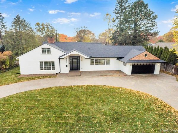 963 Lochmoor Boulevard, Grosse Pointe, MI 48236