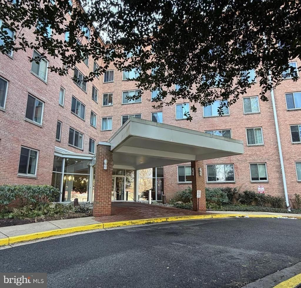 3000 Spout Run Parkway, Unit B311, Arlington, VA 22201 Main Photo