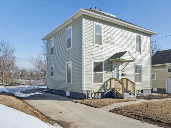 820 1st Avenue E, Newton, IA 50208