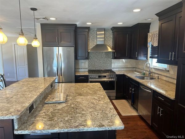 17 Lee Avenue, Rockville Centre, NY 11570