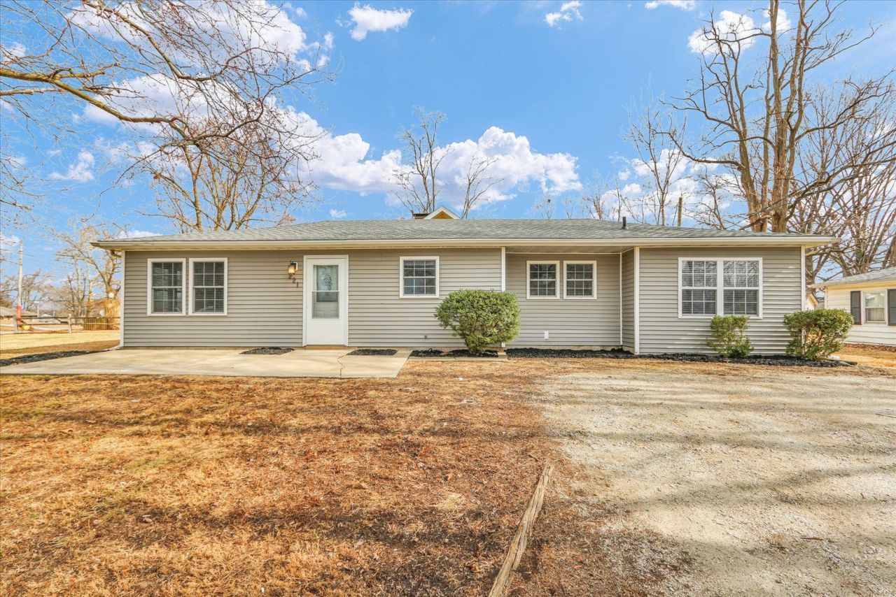 221 Augusta Drive, Mahomet, IL 61853 Main Photo