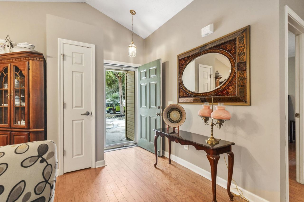 155 Retreat Pl.  Photo 4