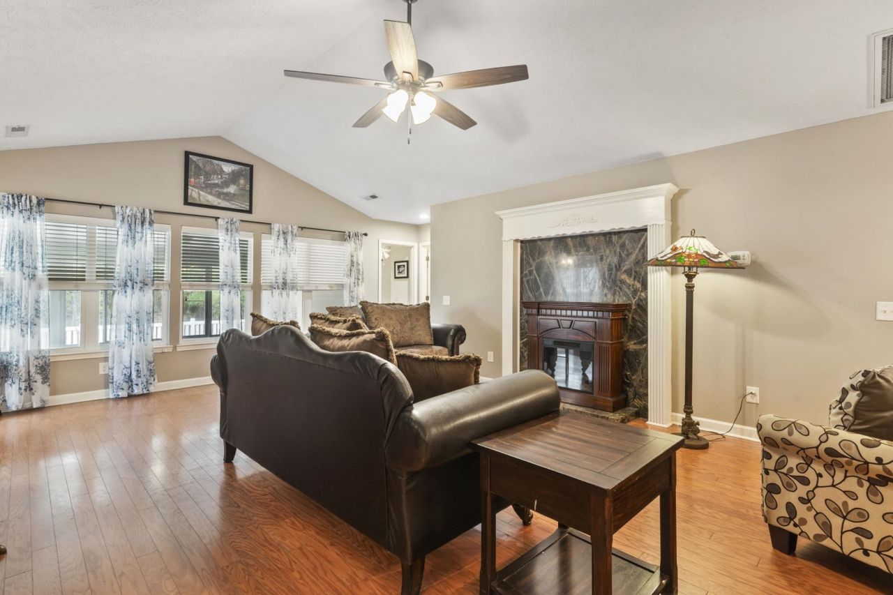 155 Retreat Pl.  Photo 5