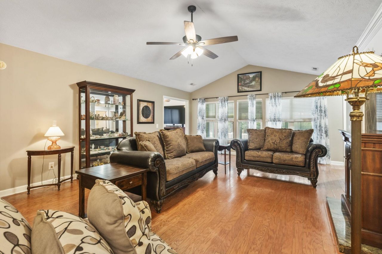 155 Retreat Pl.  Photo 6