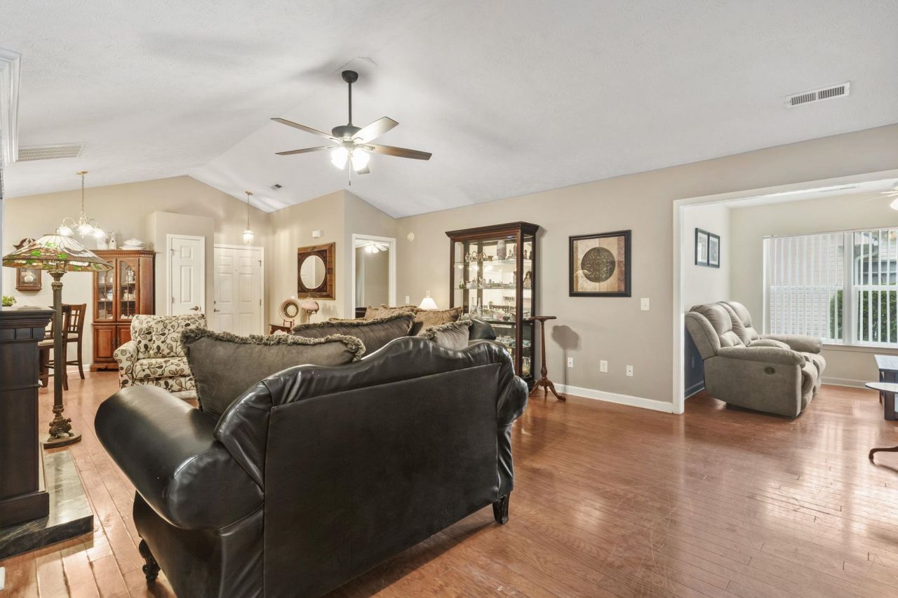 155 Retreat Pl.  Photo 8