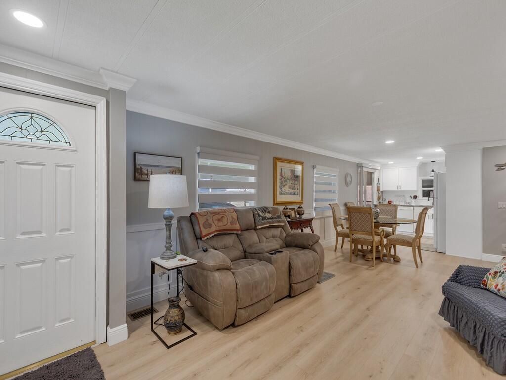 309 NE Pinelake Village Boulevard, Jensen Beach, FL 34957 Photo