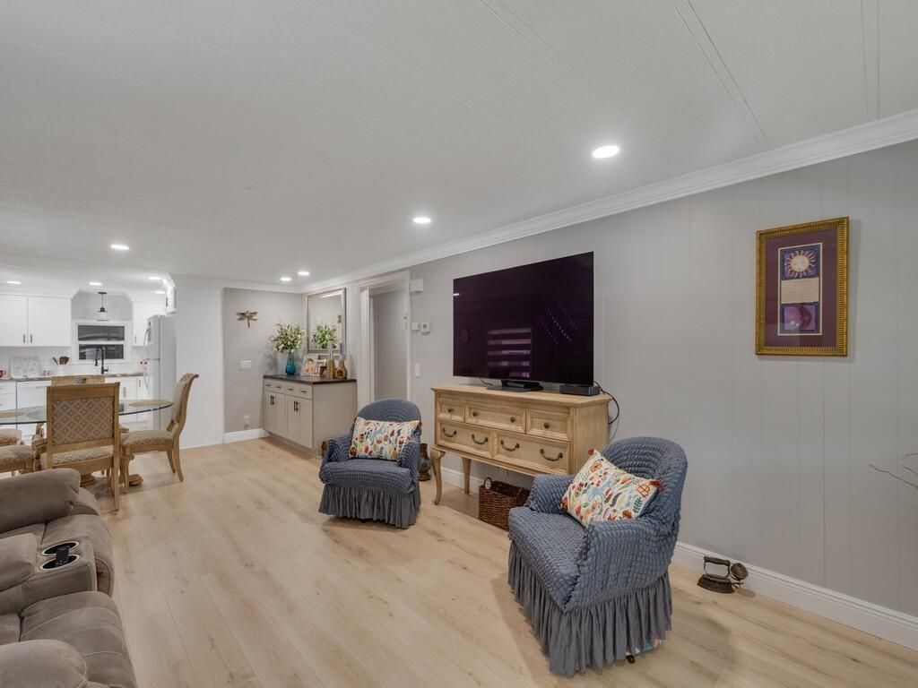 309 NE Pinelake Village Boulevard, Jensen Beach, FL 34957 Photo